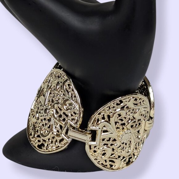 (2/$20) Vintage Large Link Cut Out Bracelet - Picture 2 of 6